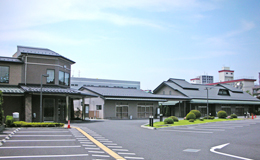 谷塚斎場 駐車場
